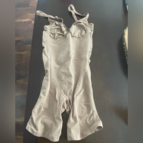 SKIMS sculpting body suit NWOT mid thigh - Picture 5 of 7